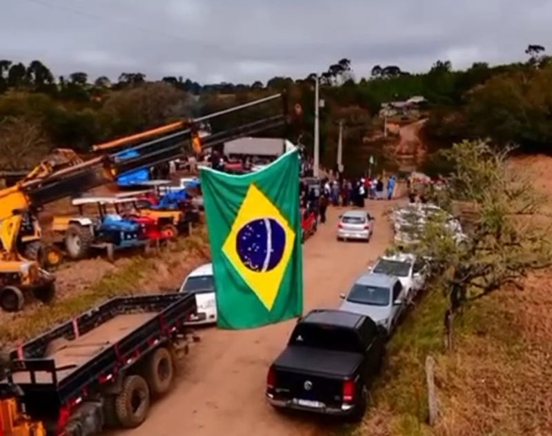 Protesto pela balsa velha e pedido de ligação no Rio Canoas