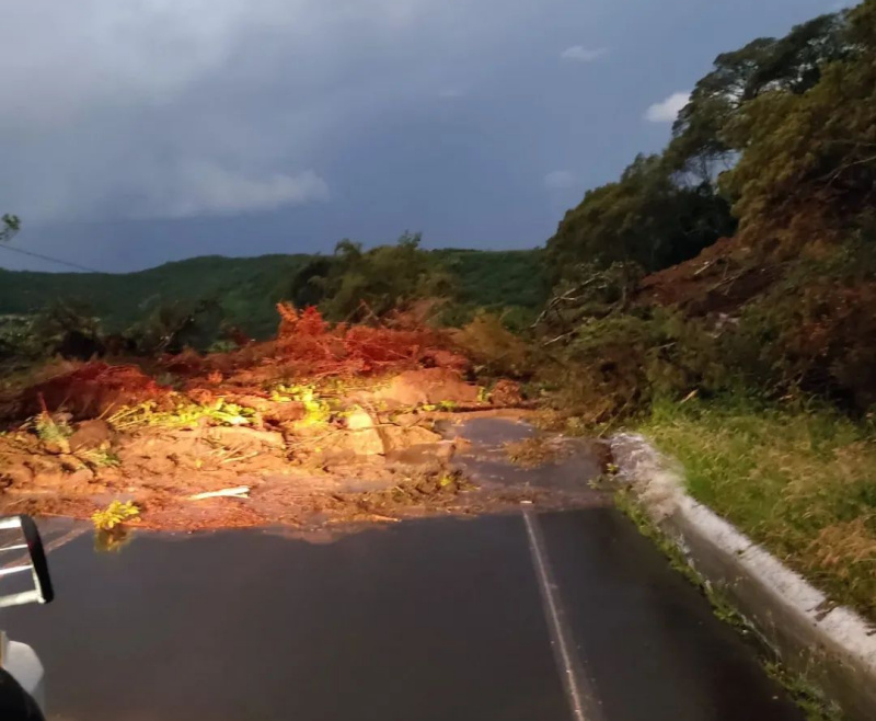 Deslizamento de terra interdita SC-112 entre Urupema e Rio Rufino 