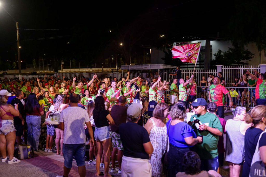 Blocos tomam avenida e abrem o Carnaval de Rua de Lages
