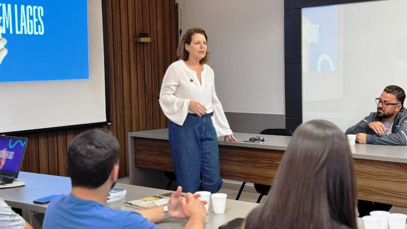 Secretária de Turismo apresenta ações no Núcleo de Comunicação da Acil